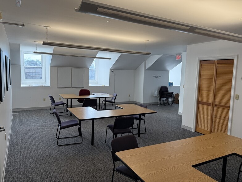 95-127 Fenn Rd, Newington, CT for lease - Building Photo - Image 1 of 6