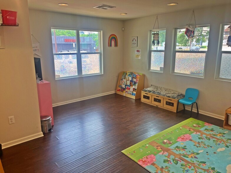 4407 and 4409 Pack Saddle Pass portfolio of 2 properties for sale on LoopNet.com - Building Photo - Image 3 of 5