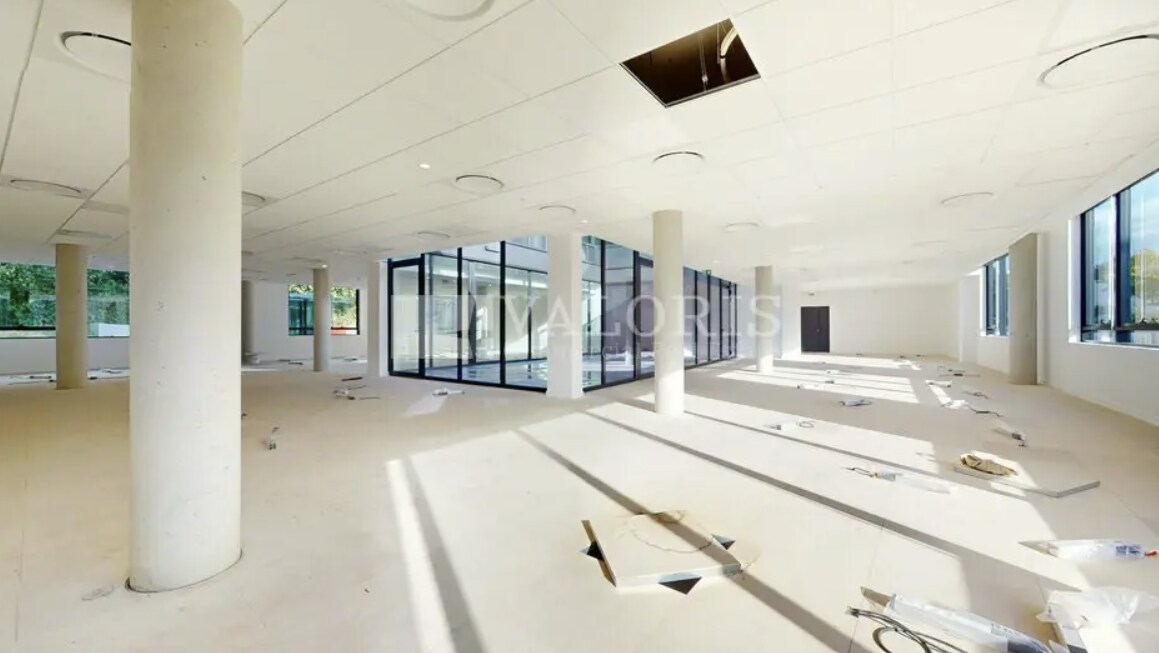 Office in Limonest for lease Interior Photo- Image 1 of 6