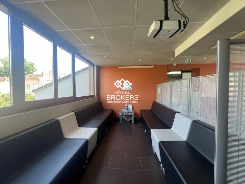 Office in Lyon for lease - Building Photo - Image 3 of 8
