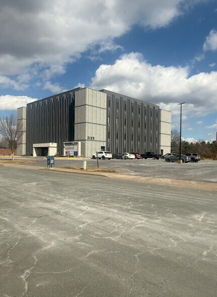 2125 Heights Dr, Eau Claire, WI for lease - Building Photo - Image 3 of 18