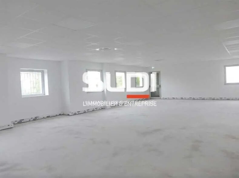 Office in Saint-Priest for sale - Building Photo - Image 2 of 8