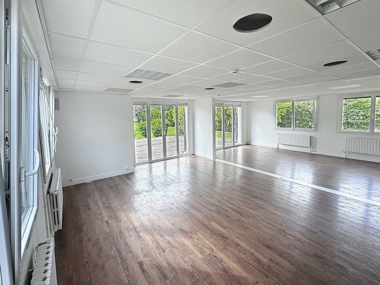 Office in Reims for lease - Building Photo - Image 1 of 13