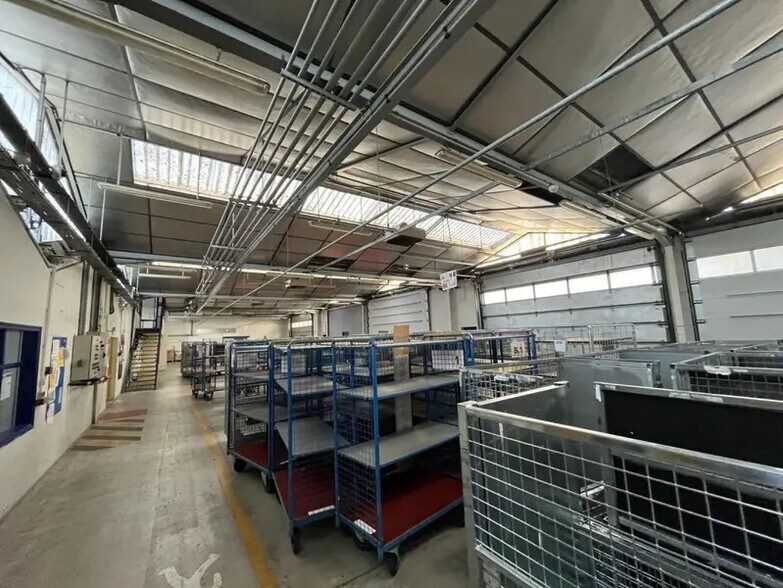 Flex in Rennes for lease - Interior Photo - Image 2 of 3