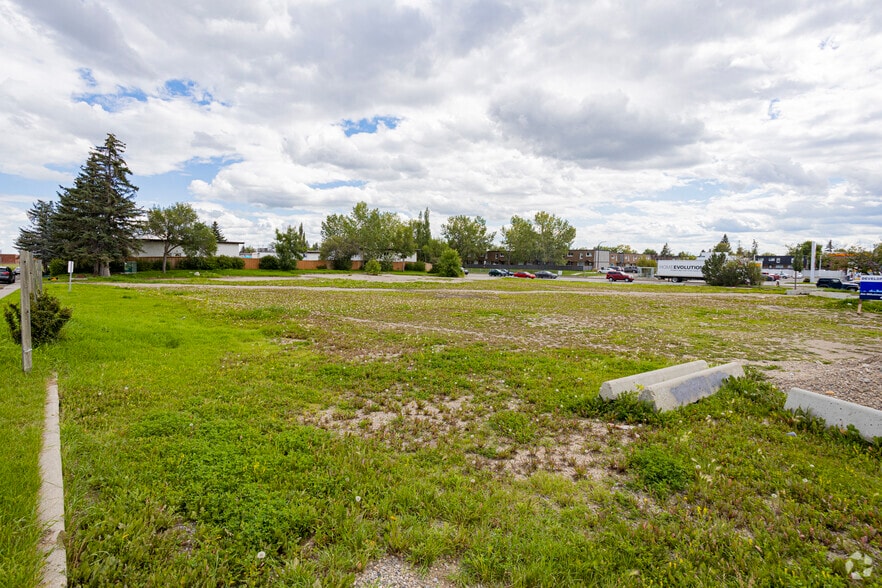 102 64 Ave NE, Calgary, AB for sale - Primary Photo - Image 1 of 2