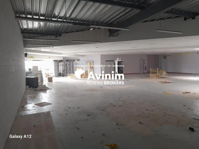 Retail in Saint-Germain-du-Puy for lease - Interior Photo - Image 3 of 8