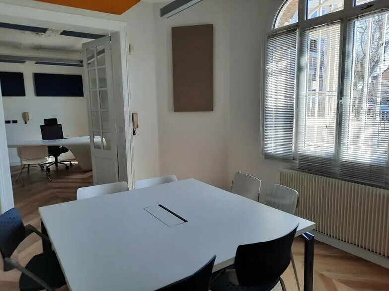 Office in Rouen for lease - Building Photo - Image 3 of 11