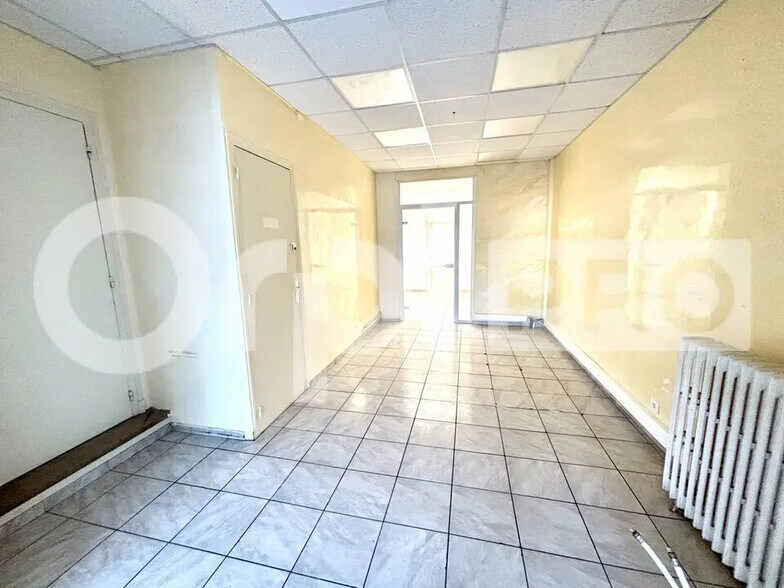 Retail in Compiègne for lease - Building Photo - Image 3 of 5