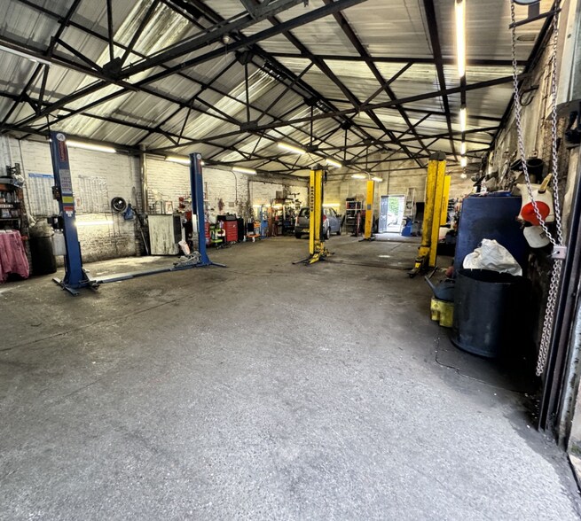 Barnsley Road, Cudworth portfolio of 3 properties for sale on LoopNet.com - Interior Photo - Image 3 of 7