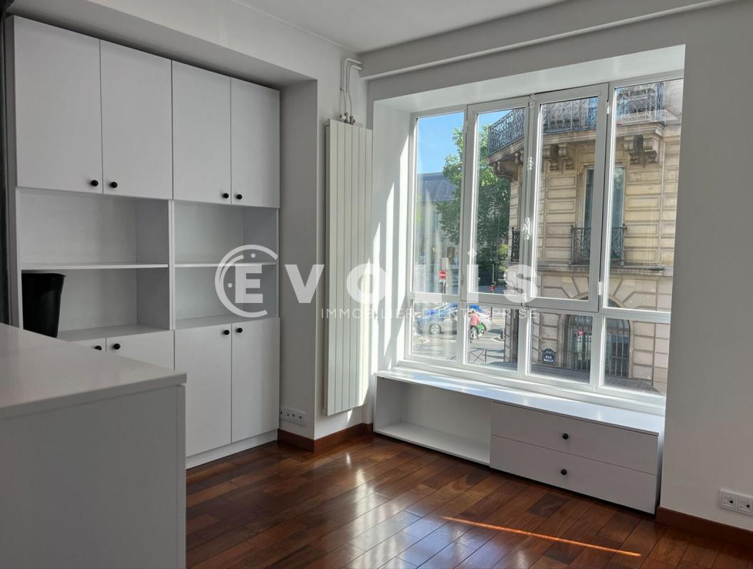Office in Paris for lease Interior Photo- Image 1 of 10