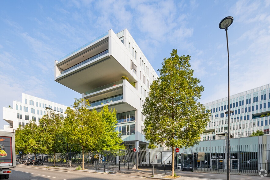 Office in Saint-Denis for lease - Building Photo - Image 3 of 14