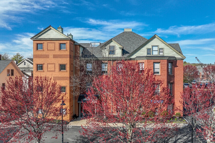 63 Pleasant St, Watertown, MA for lease - Building Photo - Image 3 of 5