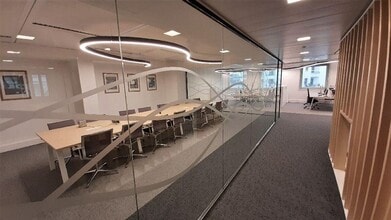 47 Rue Louis Blanc, Courbevoie for lease Interior Photo- Image 2 of 6