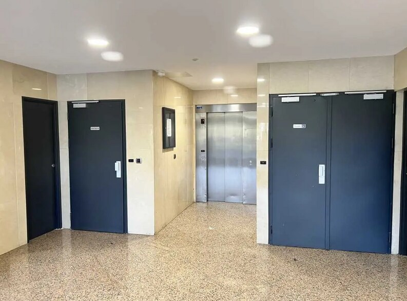 Office in Évry for lease - Lobby - Image 2 of 2