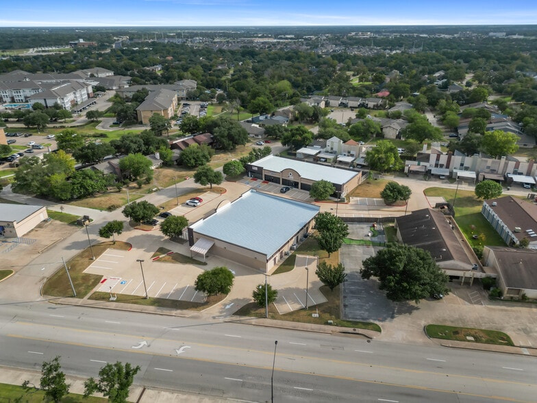 2304 De Lee St, Bryan, TX for lease - Building Photo - Image 3 of 10