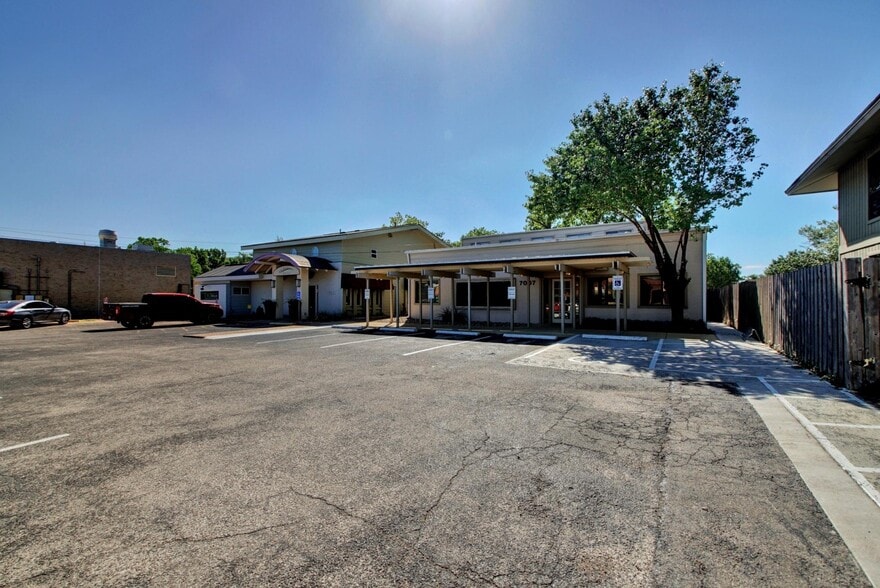 7007 Hart Ln, Austin, TX for sale - Building Photo - Image 2 of 5