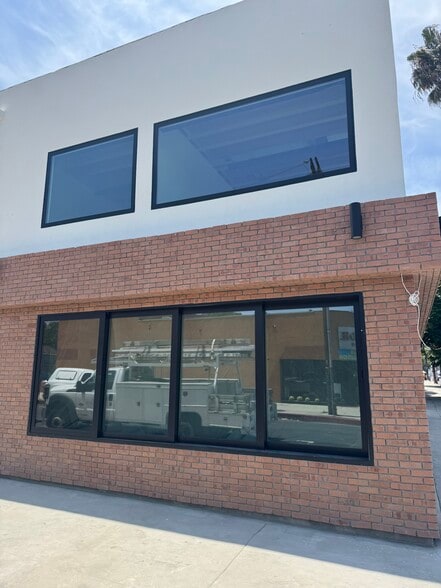 13750 Ventura Blvd, Sherman Oaks, CA for lease - Building Photo - Image 1 of 9