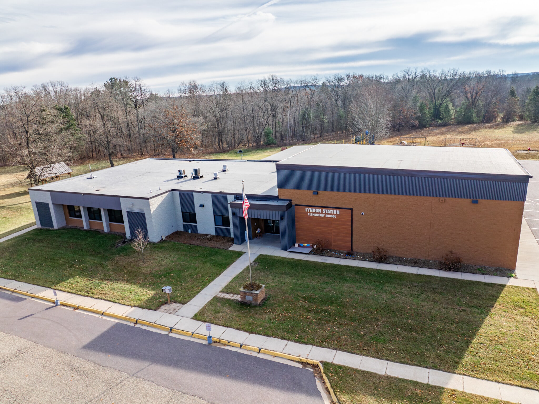 201 Hoehn dr, Lyndon Station, WI for sale Primary Photo- Image 1 of 53