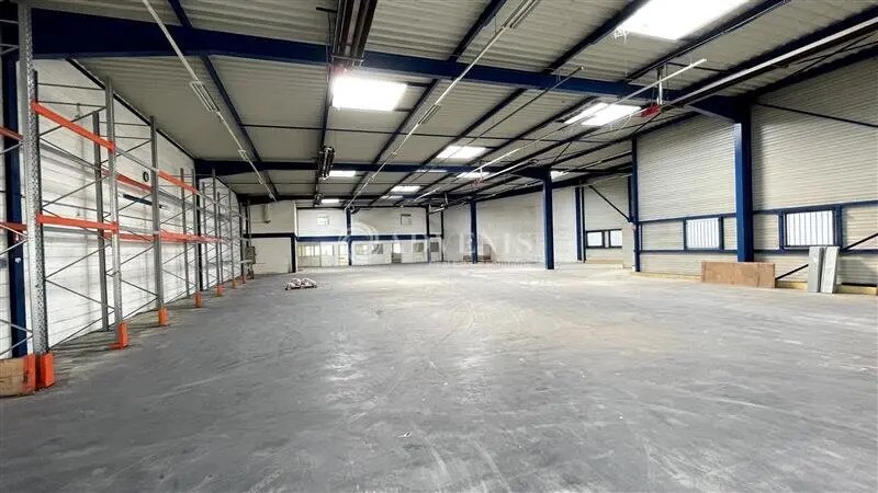 Flex in Chelles for lease - Interior Photo - Image 1 of 8