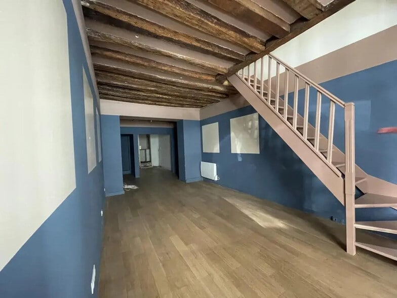 Retail in Paris for lease - Interior Photo - Image 1 of 4