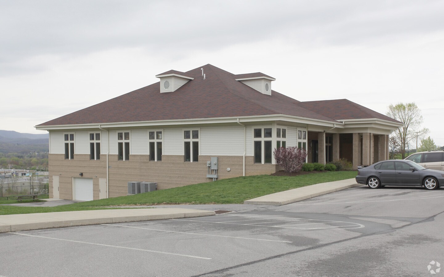 120 Holliday Hills Dr, Hollidaysburg, PA 16648