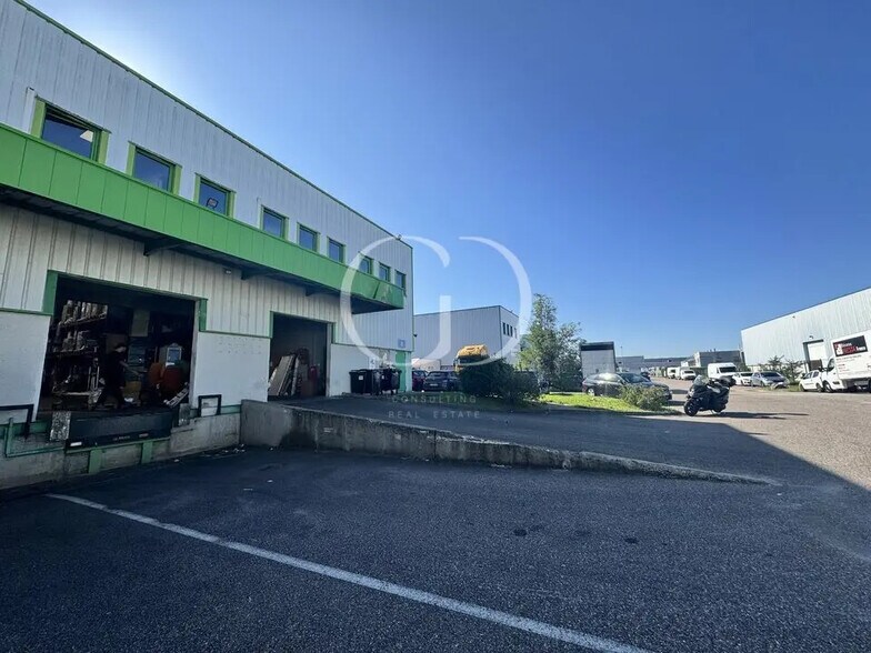 Industrial in Genas for lease - Building Photo - Image 1 of 8
