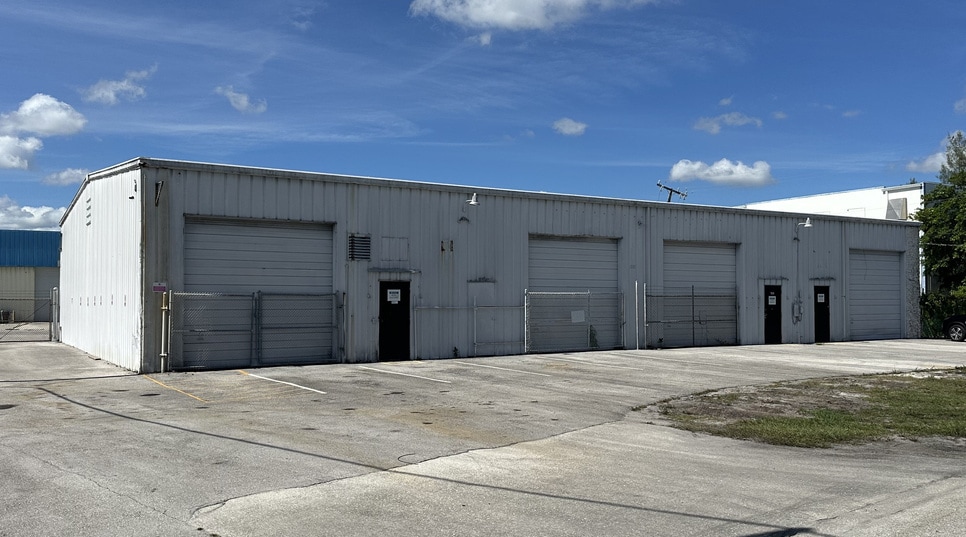 1621 President Barack Obama Hwy, Riviera Beach, FL for lease - Building Photo - Image 2 of 5