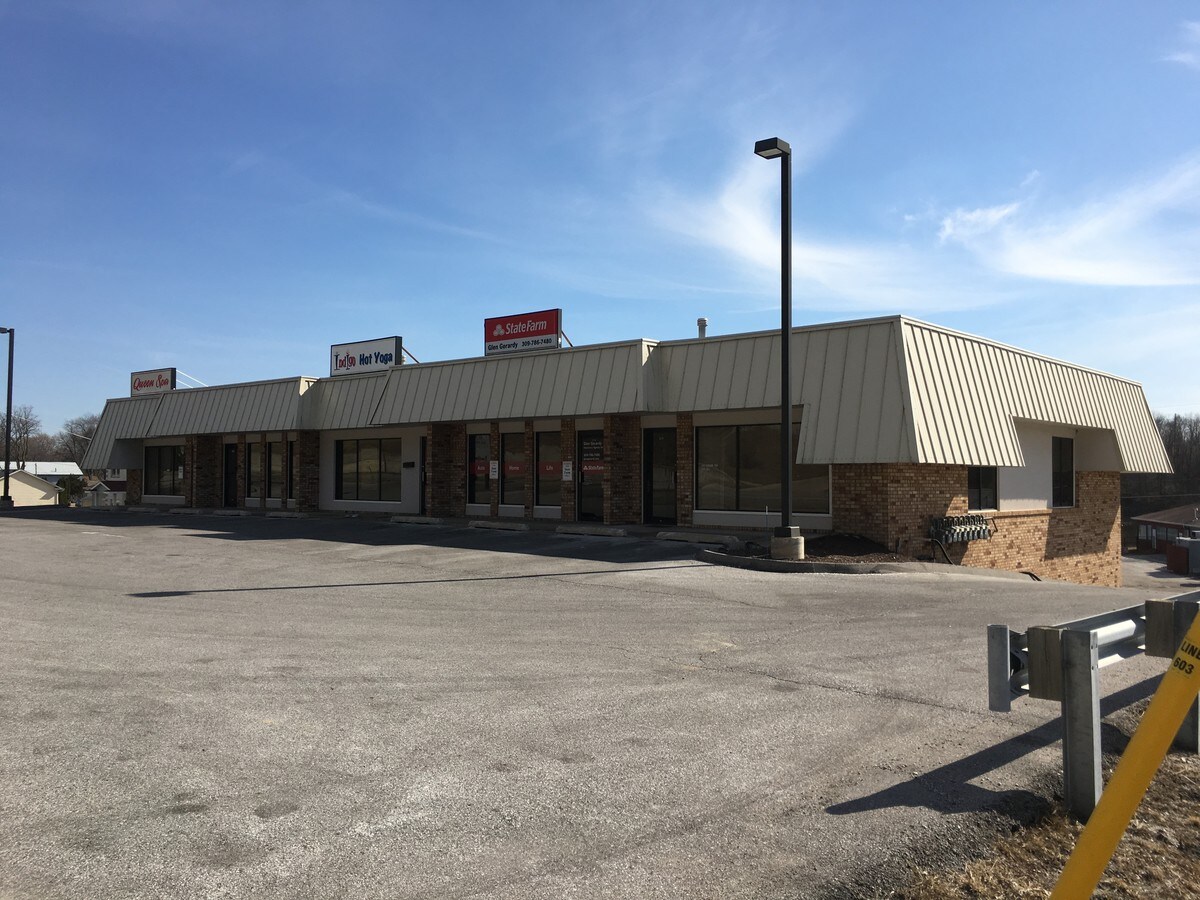 3416 Blackhawk Rd, Rock Island, IL 61201