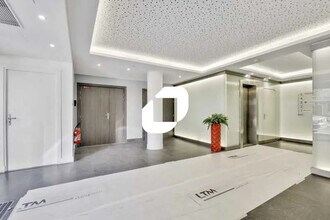 Office in Levallois-Perret for lease Lobby- Image 2 of 14