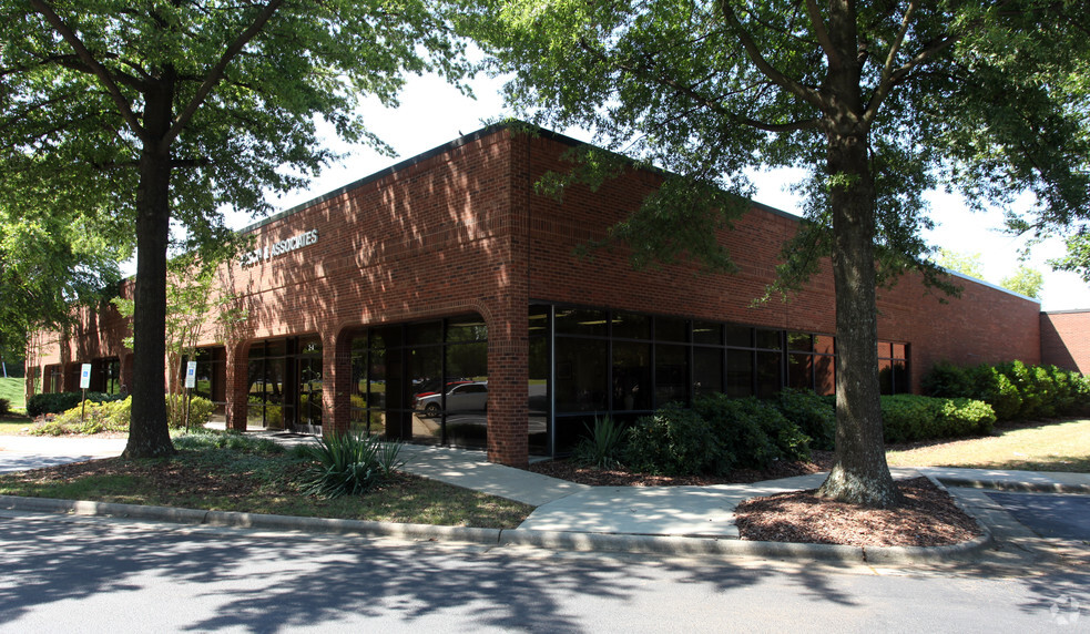 18-22 Oak Branch Dr, Greensboro, NC for lease - Building Photo - Image 2 of 3