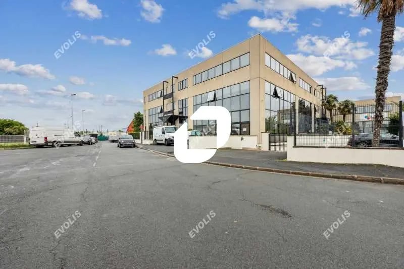 Office in Noisy-le-Sec for lease - Building Photo - Image 2 of 9