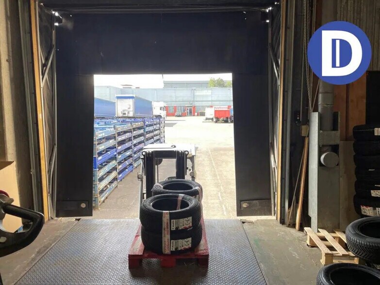 Flex in Metz for lease - Interior Photo - Image 3 of 7