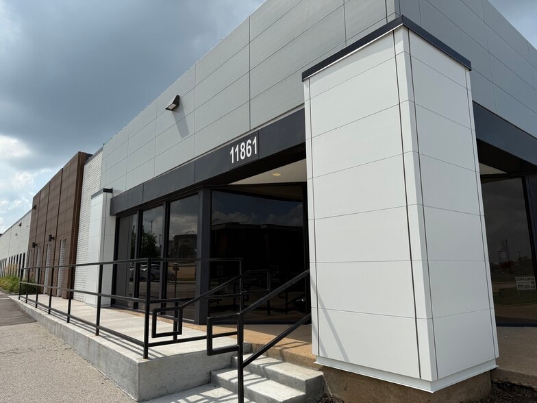 11861-11865 Westline Industrial Dr, Saint Louis, MO for lease - Building Photo - Image 3 of 5