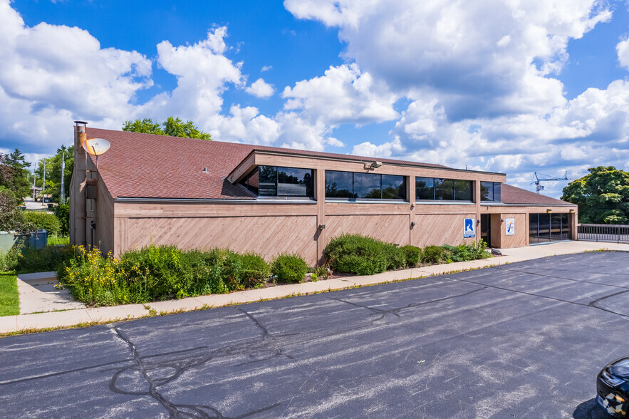 801 W Washington Ave, West Bend, WI for sale - Building Photo - Image 1 of 1