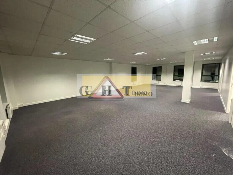 Office in Viry-Châtillon for lease - Interior Photo - Image 2 of 37