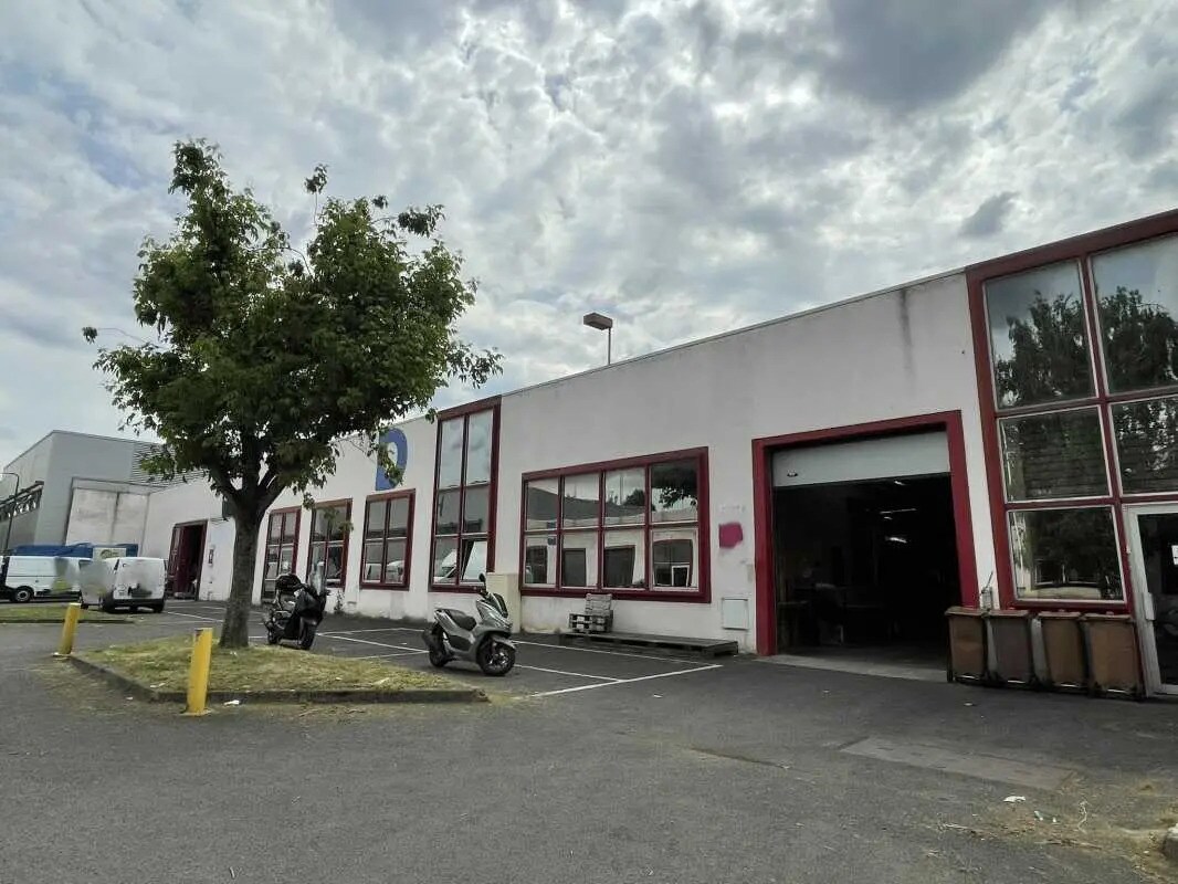 Office in Ivry-sur-Seine for lease Primary Photo- Image 1 of 4
