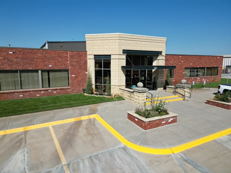 2060 E Tulsa St, Wichita, KS for lease - Building Photo - Image 1 of 4