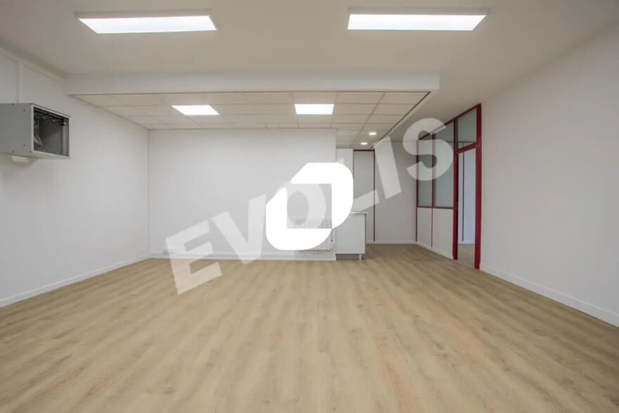 Office in Torcy for lease - Interior Photo - Image 2 of 14