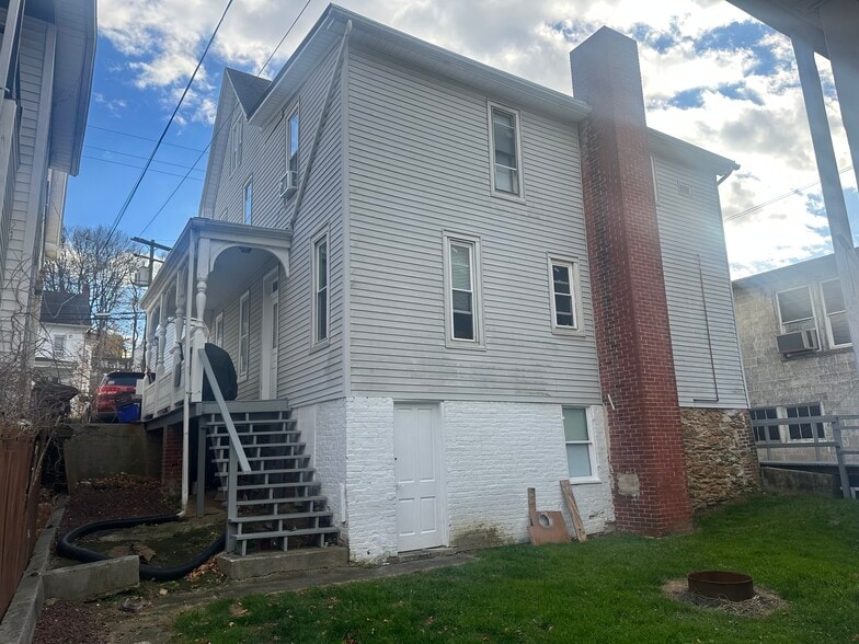 142 W Main St, Windsor, PA for sale - Building Photo - Image 3 of 26