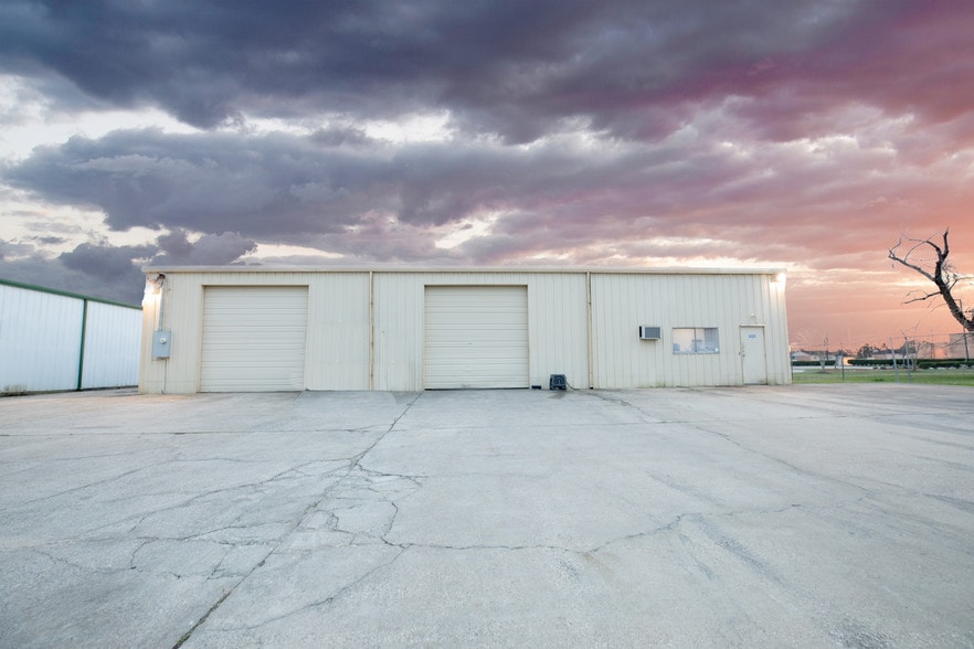 2407B S Houston Ave, Humble, TX for lease - Building Photo - Image 3 of 5