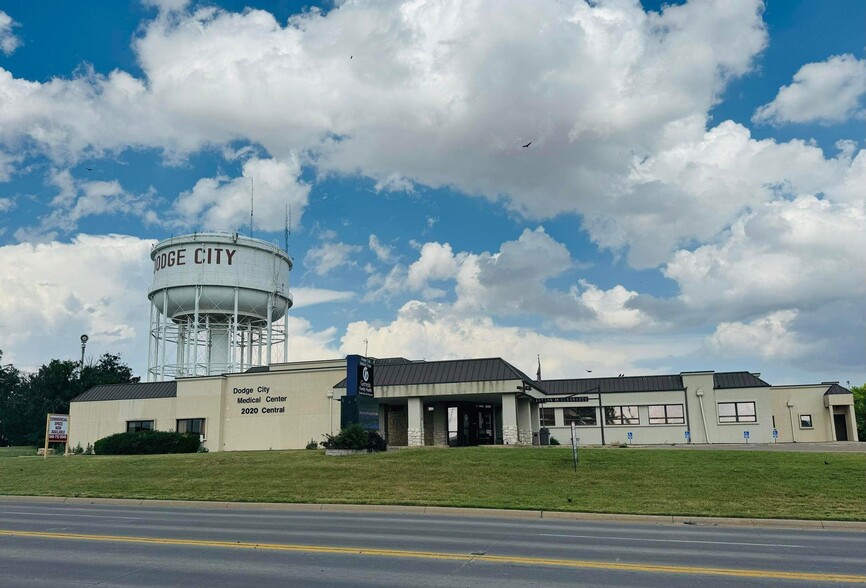 2020 Central Ave, Dodge City, KS for sale - Primary Photo - Image 1 of 34