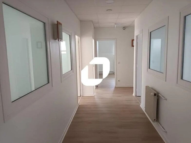 Office in Lille for lease - Building Photo - Image 2 of 7