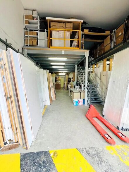 Flex in Voisins-le-Bretonneux for lease - Interior Photo - Image 3 of 13