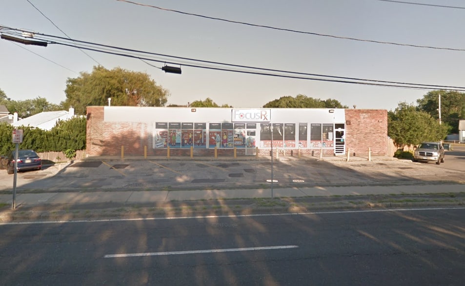 1035 Straight Path, West Babylon, NY for sale - Primary Photo - Image 1 of 1