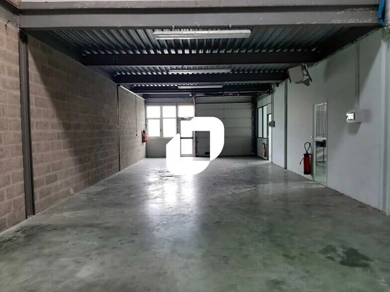 Flex in Les Essarts-le-Roi for sale - Building Photo - Image 1 of 22