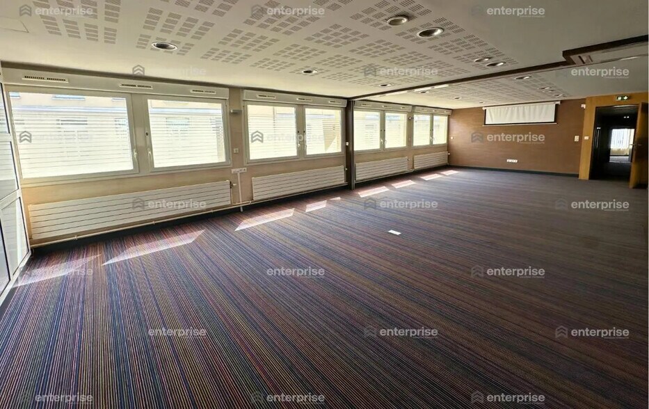 Office in Saint-Quentin for lease - Interior Photo - Image 3 of 3