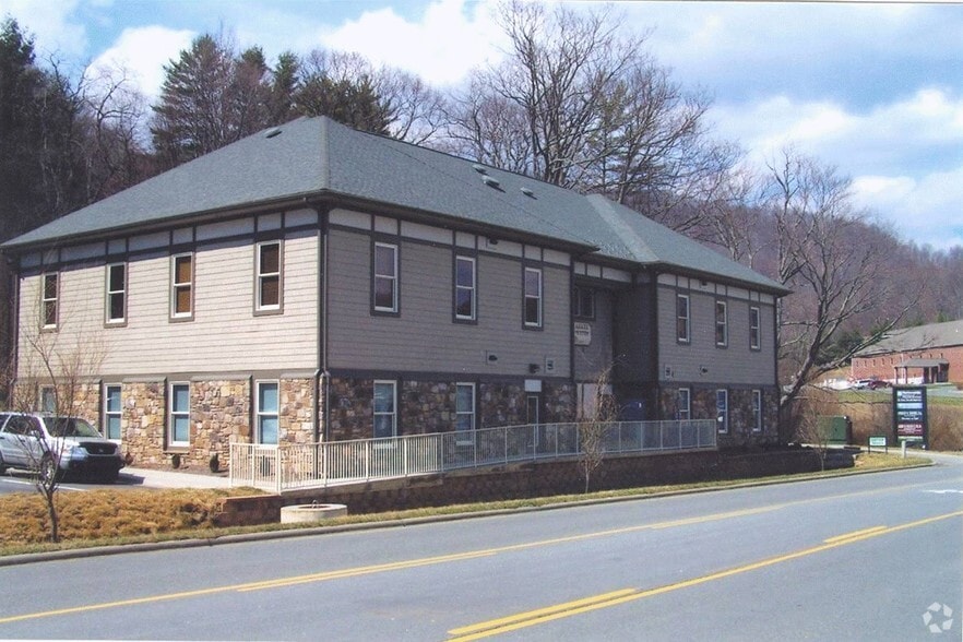 379 New Market Blvd, Boone, NC for lease - Building Photo - Image 2 of 14