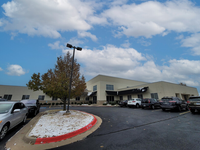 300 SW 24th St, Bentonville, AR for lease - Building Photo - Image 1 of 1