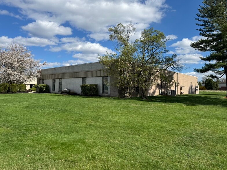 2 Pheasant Run, Newtown, PA for sale - Building Photo - Image 1 of 25