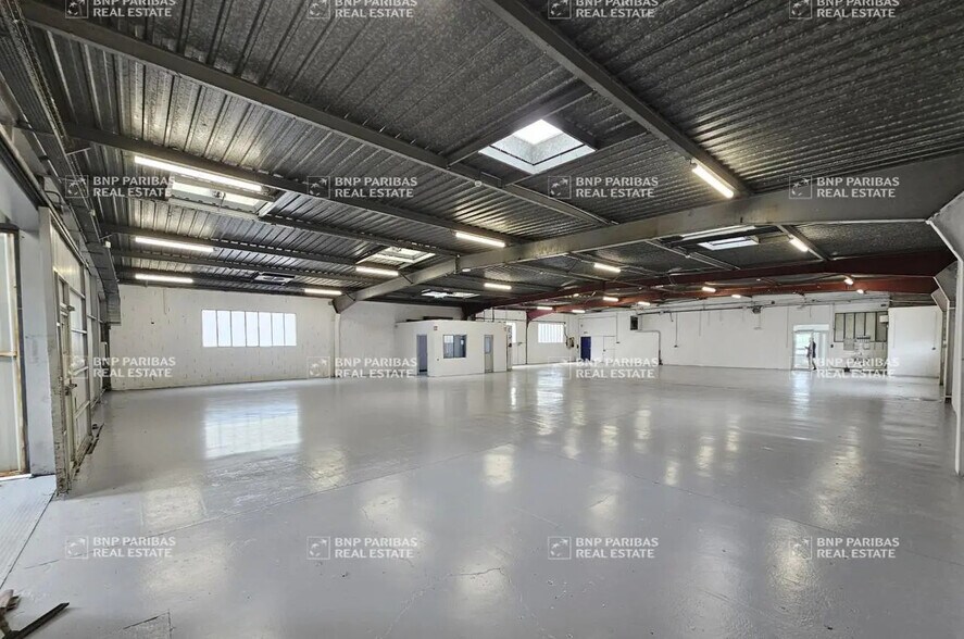 Flex in Carquefou for lease - Interior Photo - Image 1 of 1